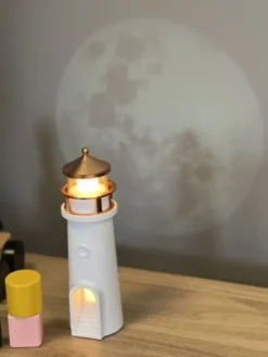 Fyrtårn prosjektor LED oppladbar bordlampe 24cm hvit