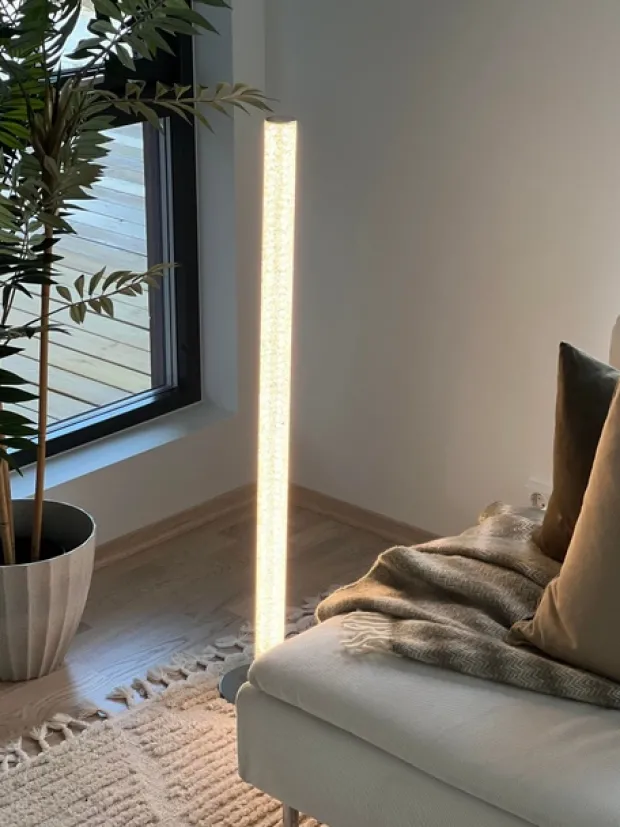 Leia LED gulvlampe 104cm RGB flerfarget