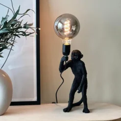 Monkey bordlampe 32cm sort